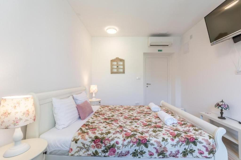 Apartments And Room Poesia Split Exterior foto